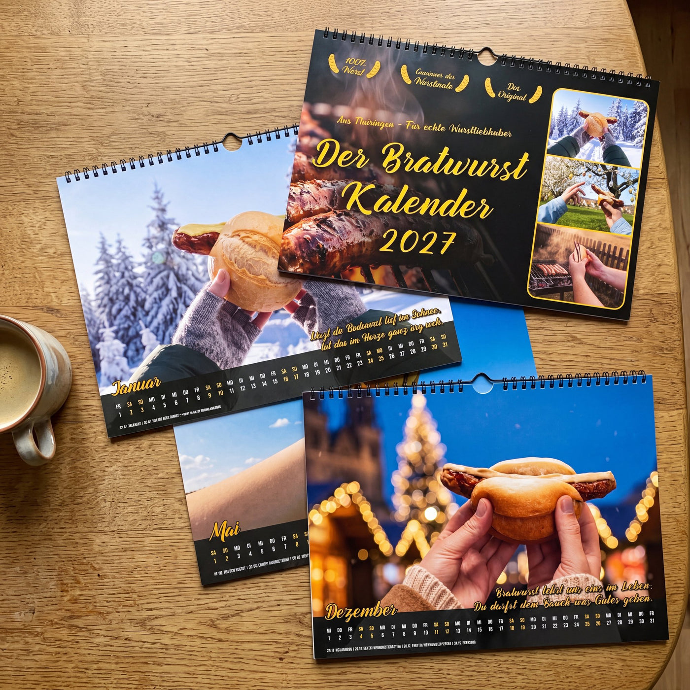 Der Bratwurstkalender 2027 aufgefächert auf einem Holztisch