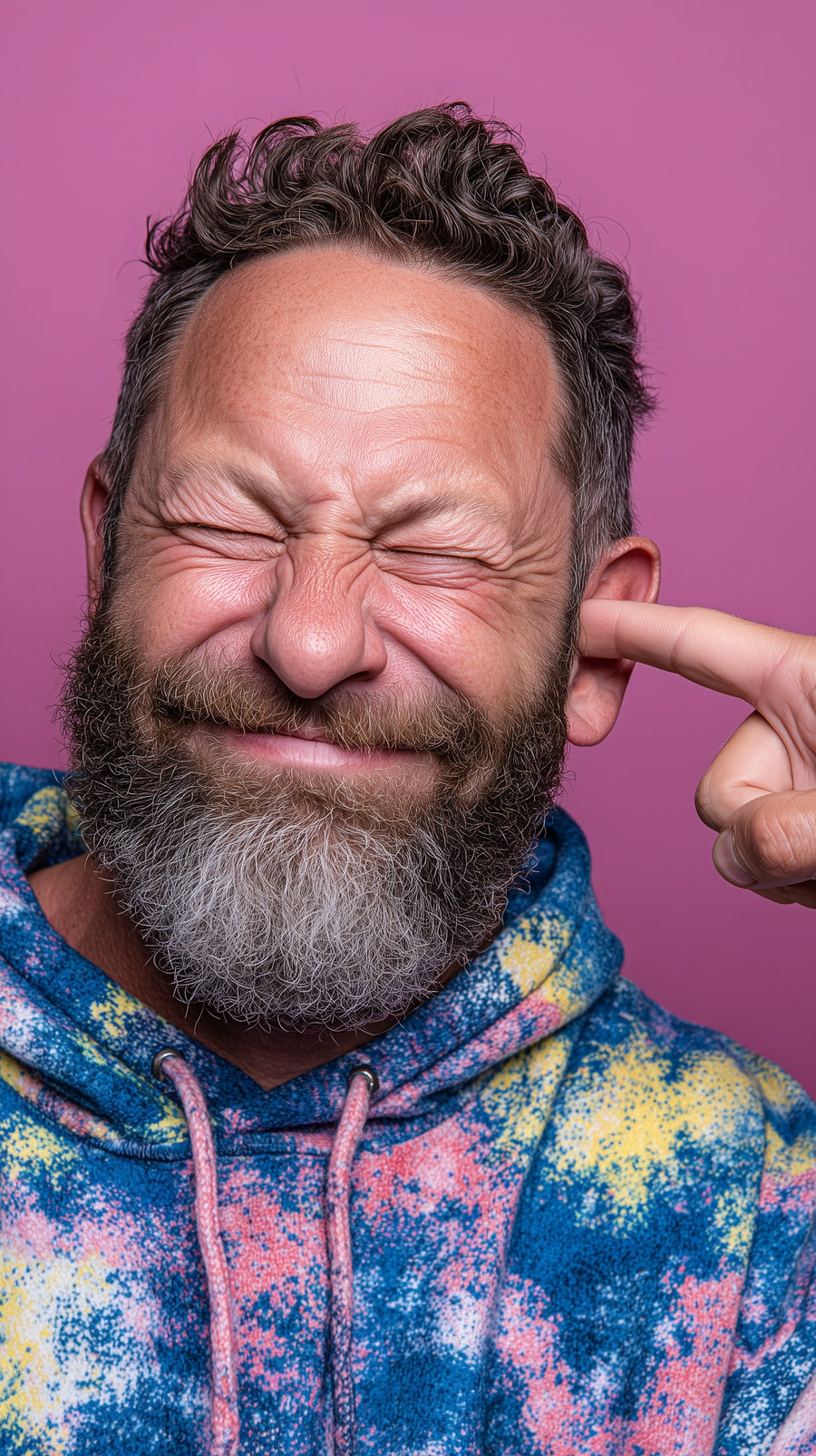 Mann mit Brille verzieht lachend das Gesicht – sauer!
