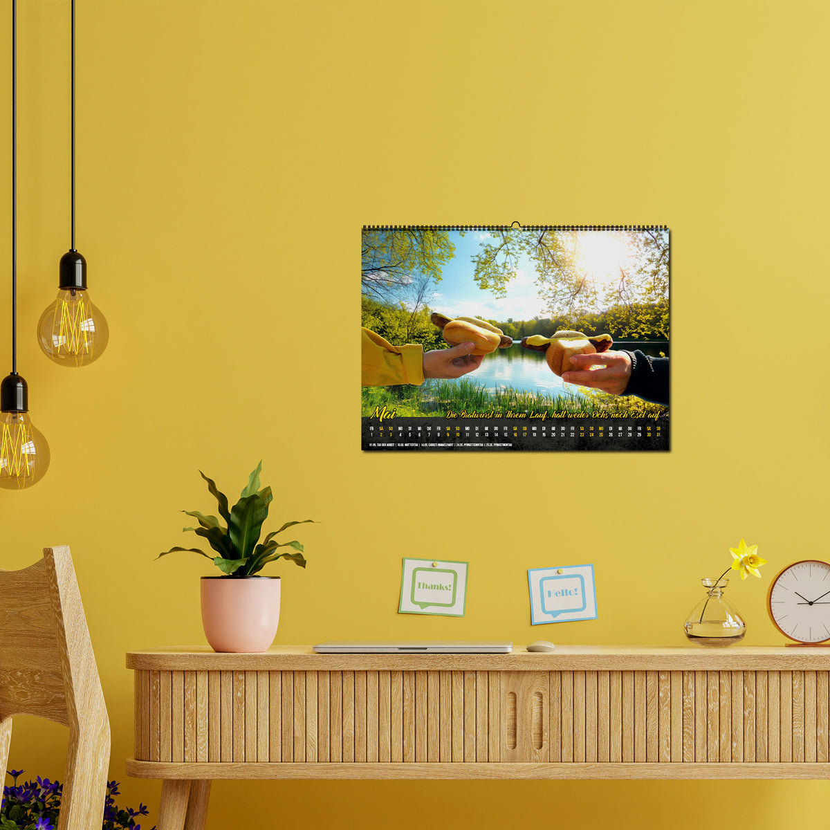Bratwurstkalender 2026 als Wandkalender über einem Schreibtisch, Mai-Motiv