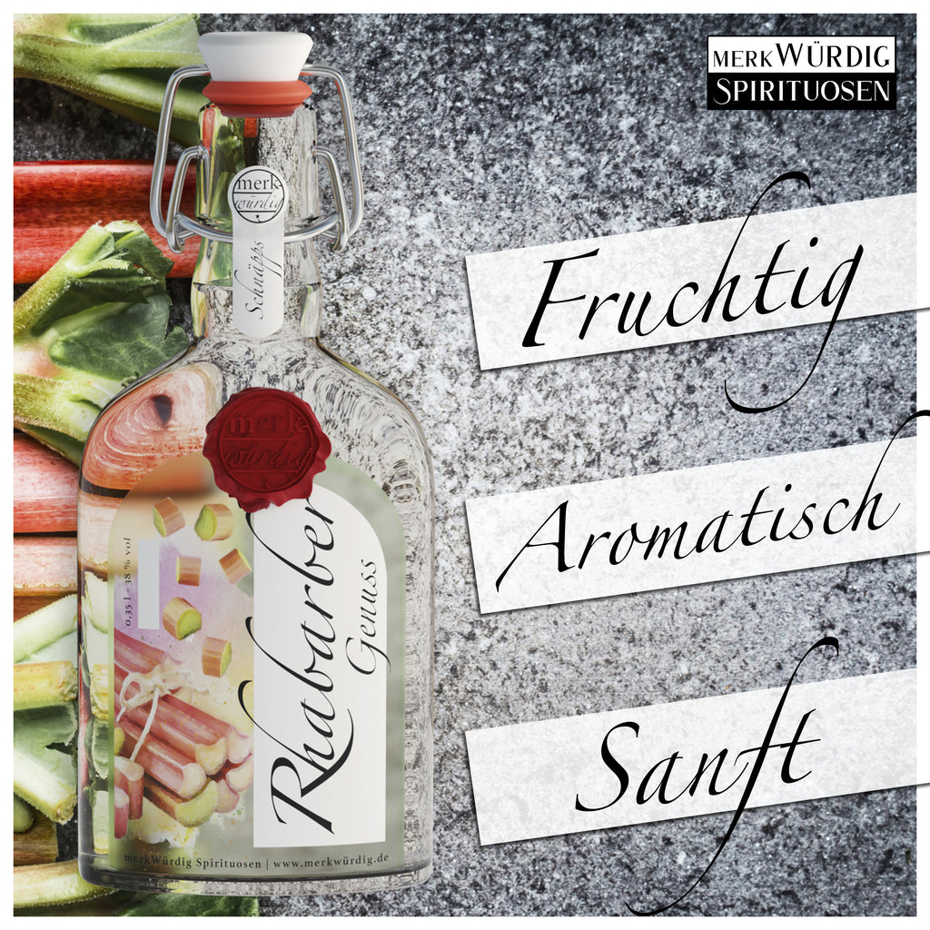 Rhabarbergenuss-Flasche mit den Worten Fruchtig, Aromatisch, Sanft vor Rhabarberstangen