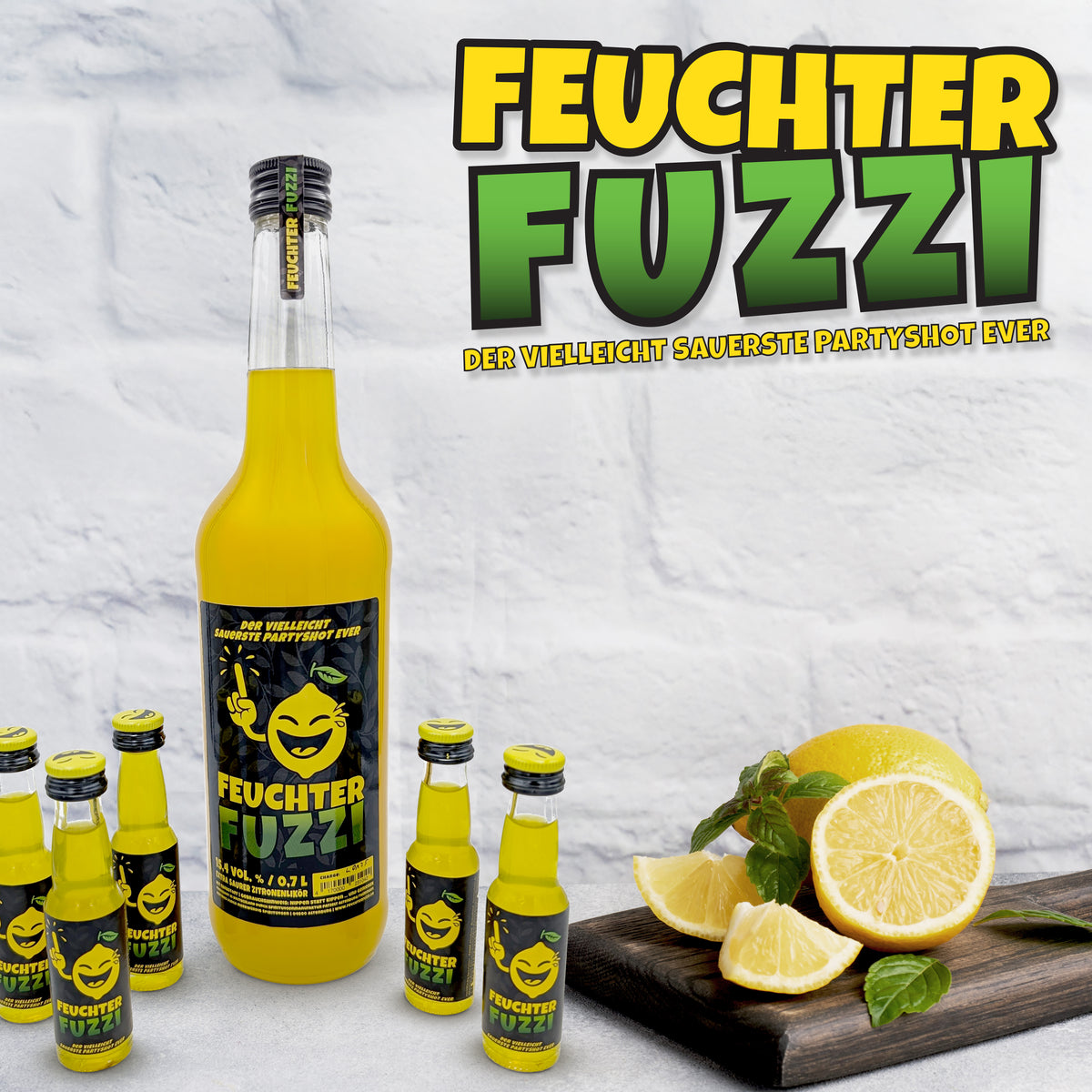 Feuchter Fuzzi 0,7-l-Flasche mit Shot-Flaschen und Zitronen vor weißer Ziegelwand