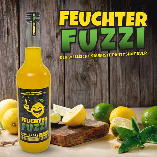 Feuchter Fuzzi 0,7-l-Flasche, extra saurer Zitronenlikör, mit Zitronen und Limetten auf einem Holzbrett
