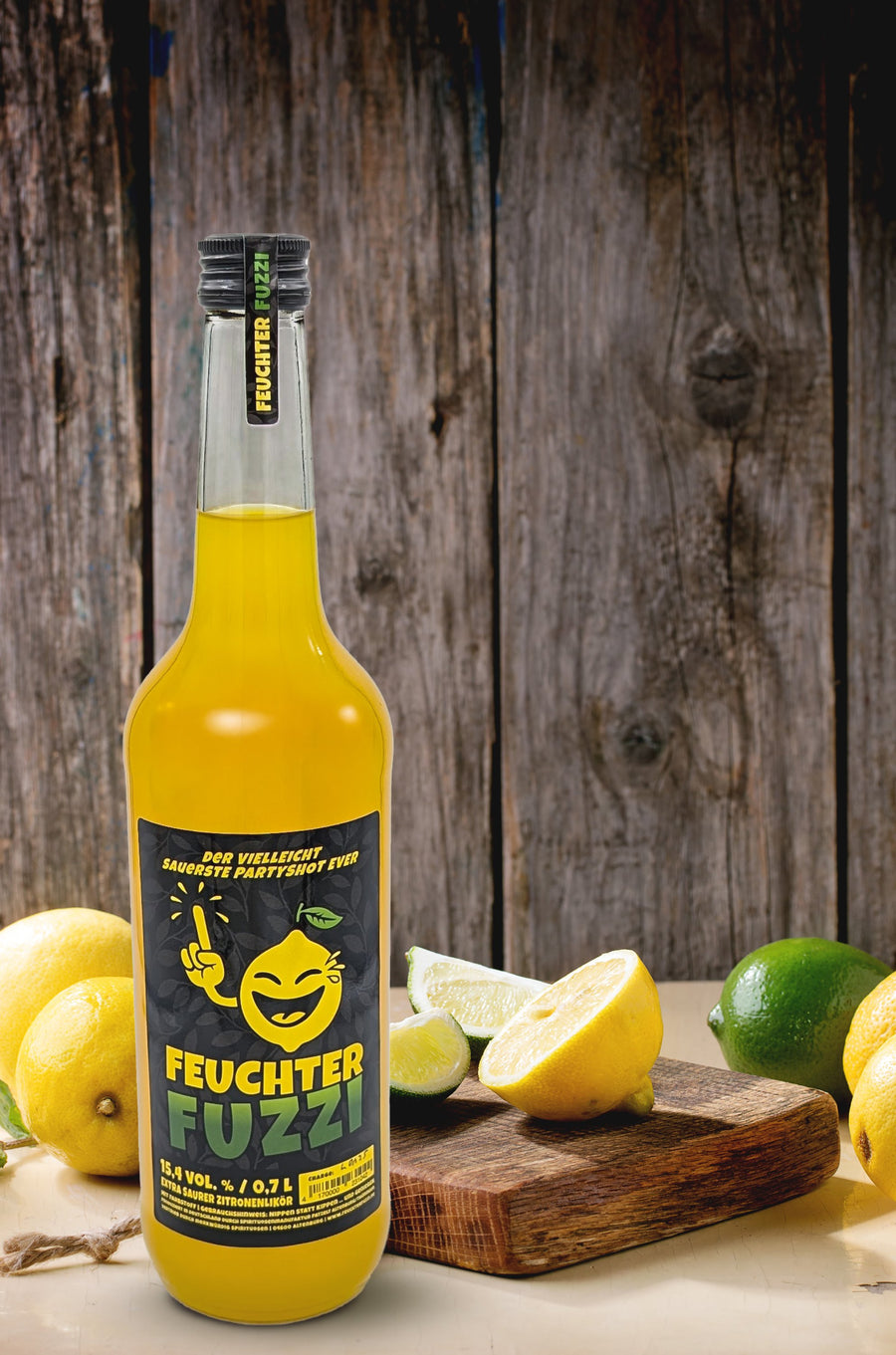 Feuchter Fuzzi 0,7-l-Flasche mit Zitronen und Limetten auf einem Holzbrett