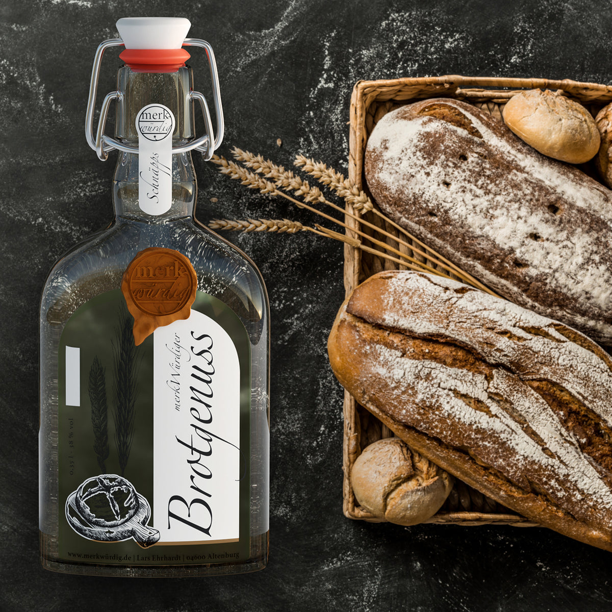 merkWürdig Brotgenuss neben einem Korb mit frischen Broten auf Schiefer